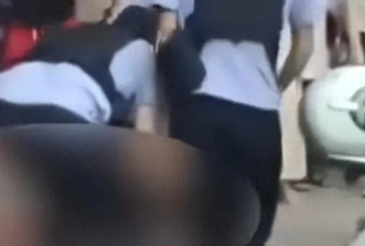 突发广西一女子当街锤击小孩疑是精神病目击者透露